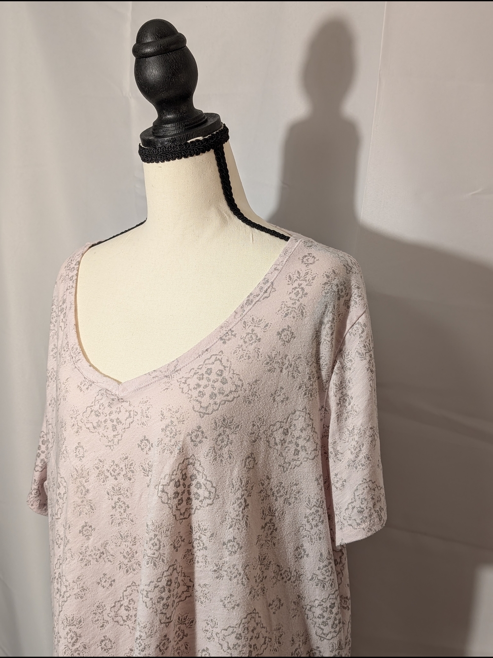 Sonoma Goods For Life Pink V-neck Tee with Silver medallion Print Size 2X - Picture 5 of 16
